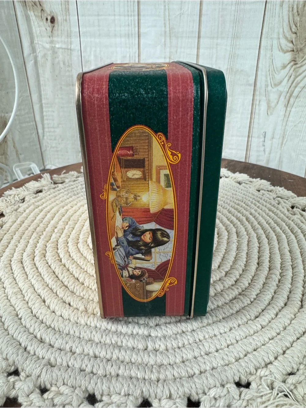 Crayola Vintage Keepsake Tin - Green & Burgundy includes 64 crayons.